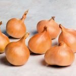 Желтые луковицы